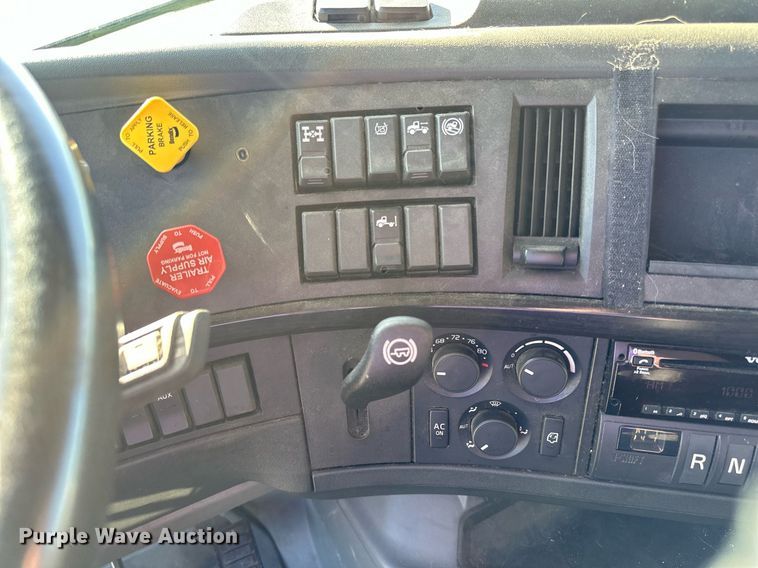 image for item LR9491 2019 Volvo VNL860 semi truck