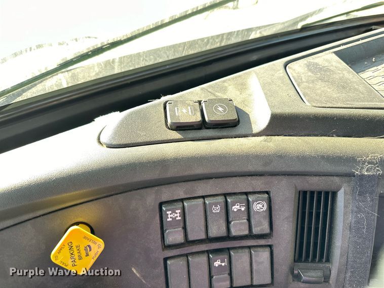 image for item LR9491 2019 Volvo VNL860 semi truck