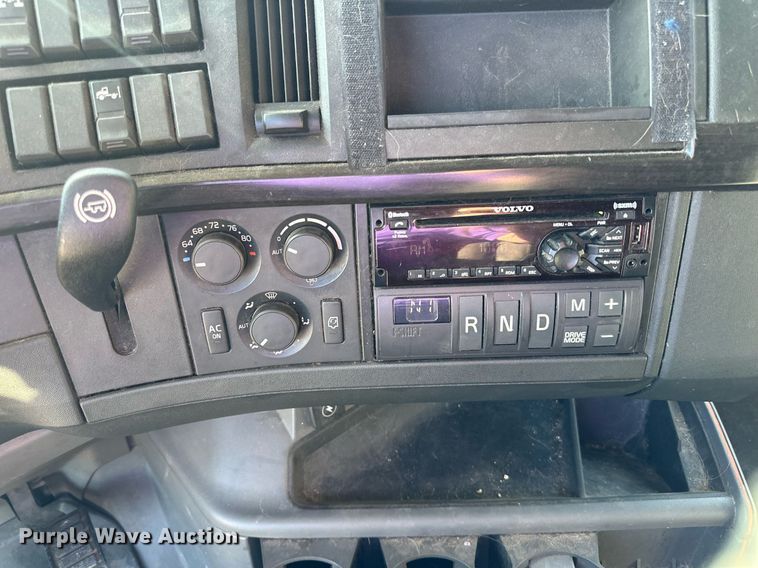 image for item LR9491 2019 Volvo VNL860 semi truck