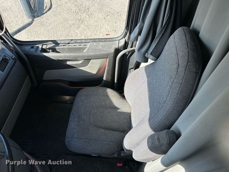 image for item LR9491 2019 Volvo VNL860 semi truck