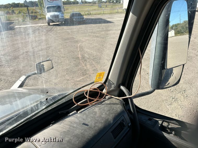 image for item LR9491 2019 Volvo VNL860 semi truck