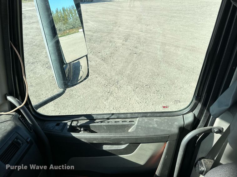 image for item LR9491 2019 Volvo VNL860 semi truck