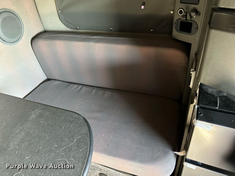 image for item LR9491 2019 Volvo VNL860 semi truck