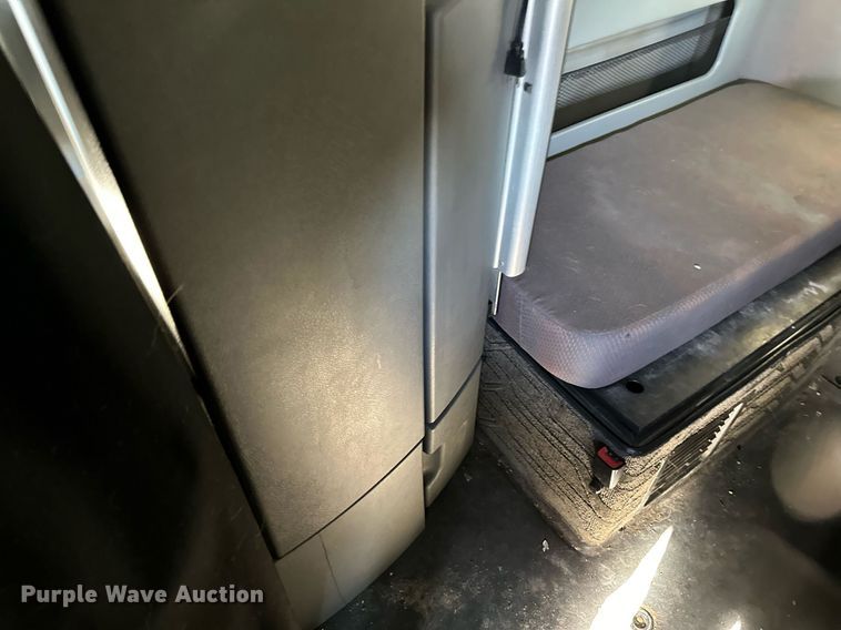 image for item LR9491 2019 Volvo VNL860 semi truck