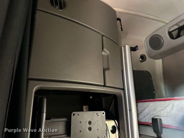 image for item LR9491 2019 Volvo VNL860 semi truck