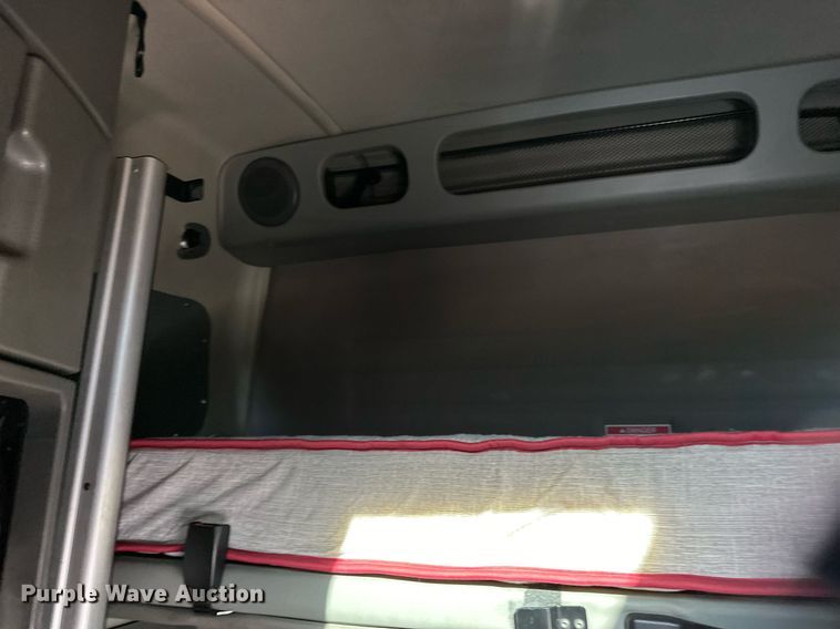 image for item LR9491 2019 Volvo VNL860 semi truck