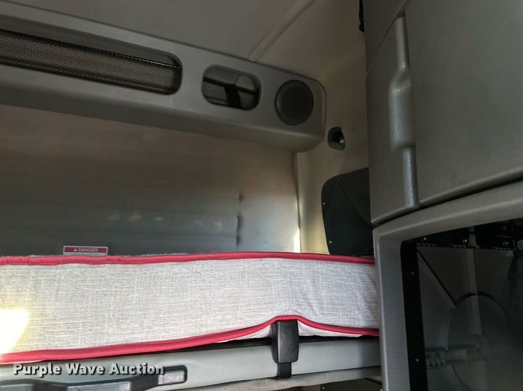 image for item LR9491 2019 Volvo VNL860 semi truck