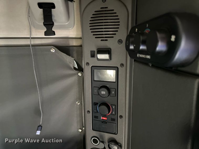 image for item LR9491 2019 Volvo VNL860 semi truck