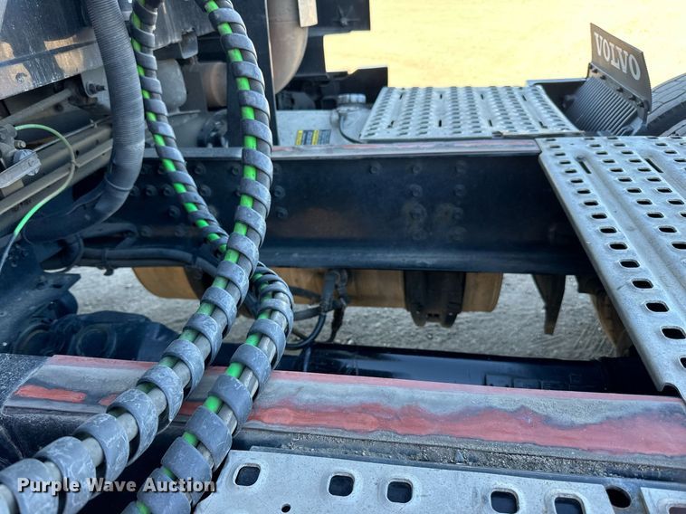 image for item LR9491 2019 Volvo VNL860 semi truck