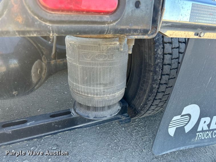 image for item LR9491 2019 Volvo VNL860 semi truck