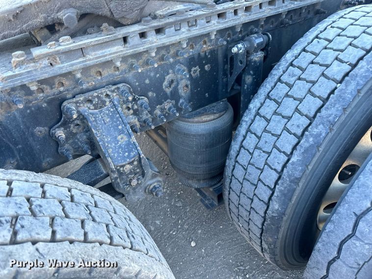 image for item LR9491 2019 Volvo VNL860 semi truck