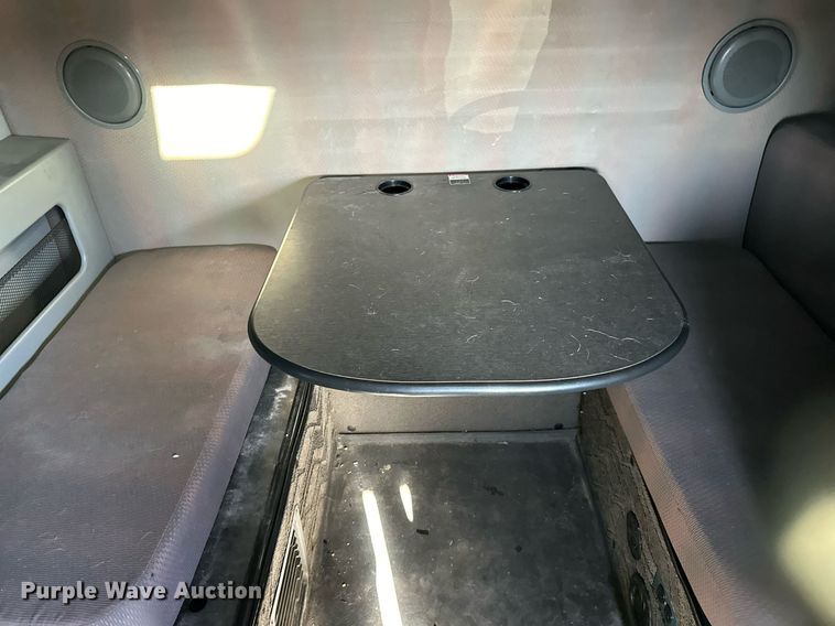 image for item LR9491 2019 Volvo VNL860 semi truck