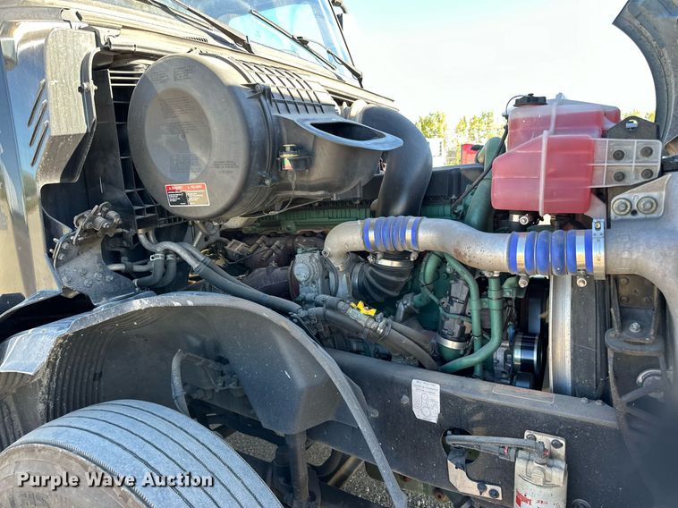 image for item LR9491 2019 Volvo VNL860 semi truck