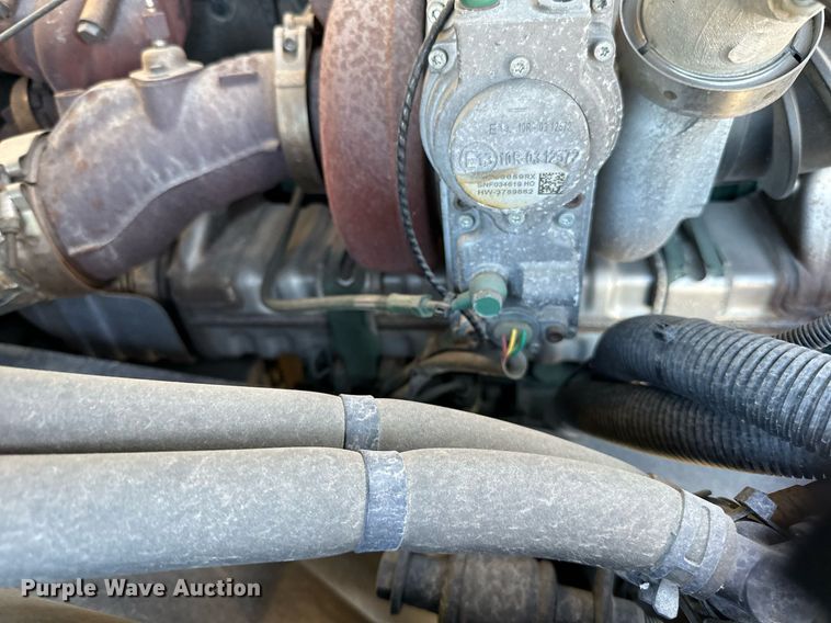 image for item LR9491 2019 Volvo VNL860 semi truck