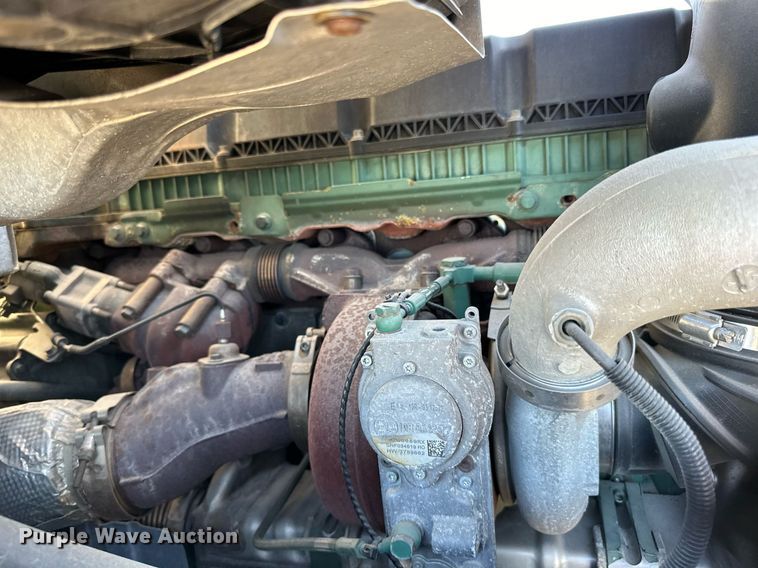 image for item LR9491 2019 Volvo VNL860 semi truck