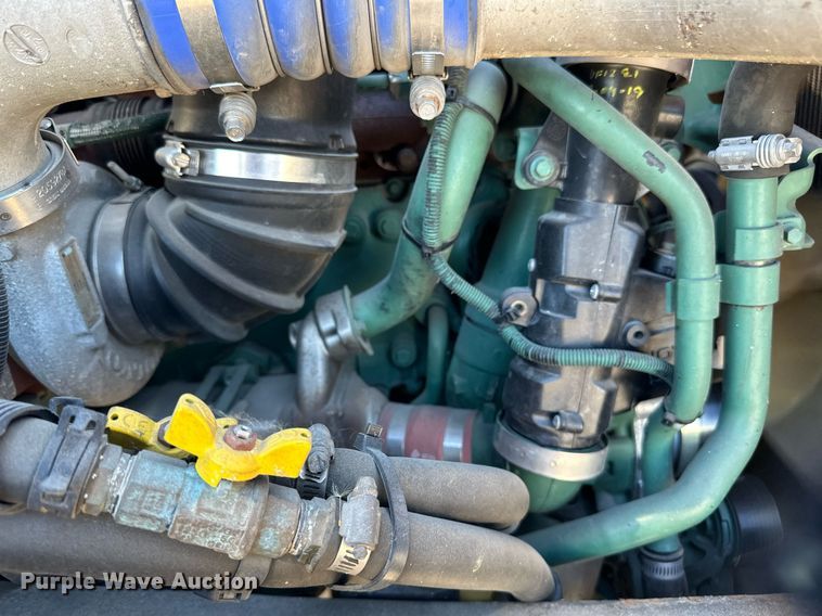 image for item LR9491 2019 Volvo VNL860 semi truck