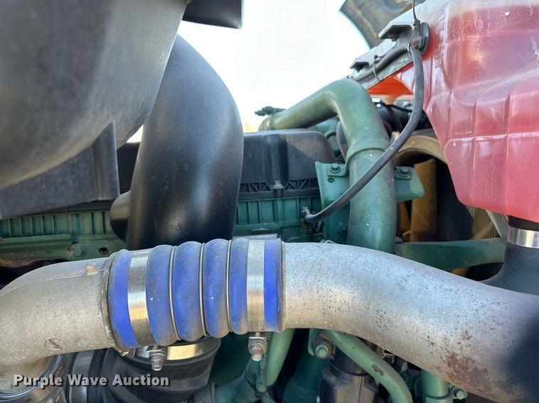 image for item LR9491 2019 Volvo VNL860 semi truck