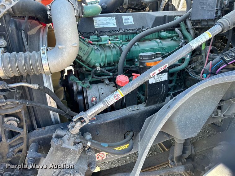 image for item LR9491 2019 Volvo VNL860 semi truck