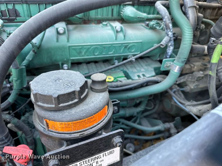 image for item LR9491 2019 Volvo VNL860 semi truck