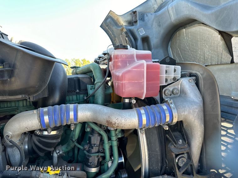 image for item LR9491 2019 Volvo VNL860 semi truck