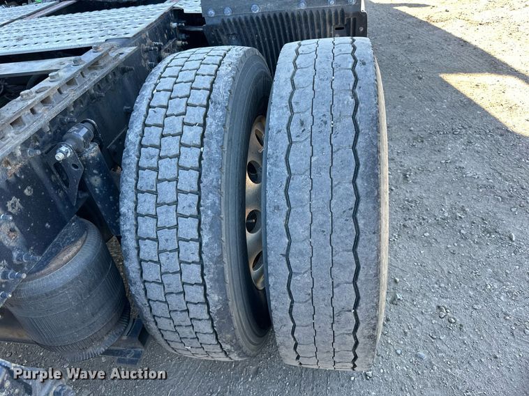 image for item LR9491 2019 Volvo VNL860 semi truck