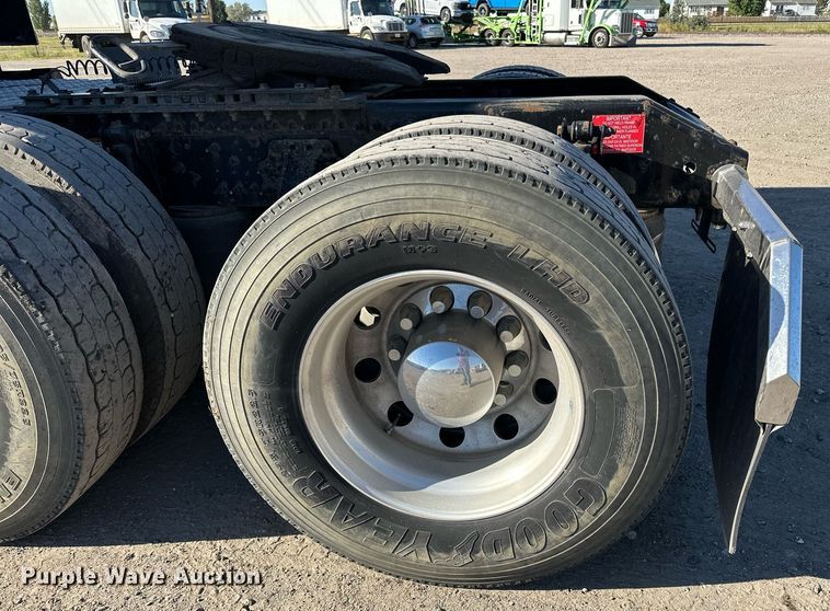 image for item LR9491 2019 Volvo VNL860 semi truck