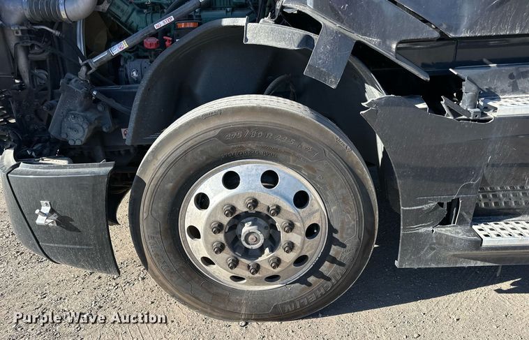 image for item LR9491 2019 Volvo VNL860 semi truck