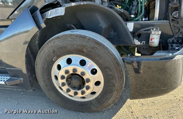 image for item LR9491 2019 Volvo VNL860 semi truck