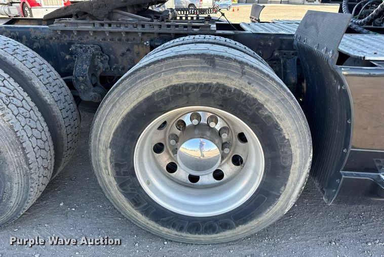 image for item LR9491 2019 Volvo VNL860 semi truck