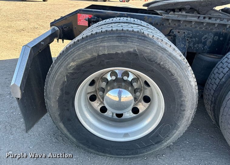 image for item LR9491 2019 Volvo VNL860 semi truck