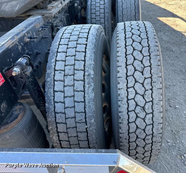 image for item LR9491 2019 Volvo VNL860 semi truck