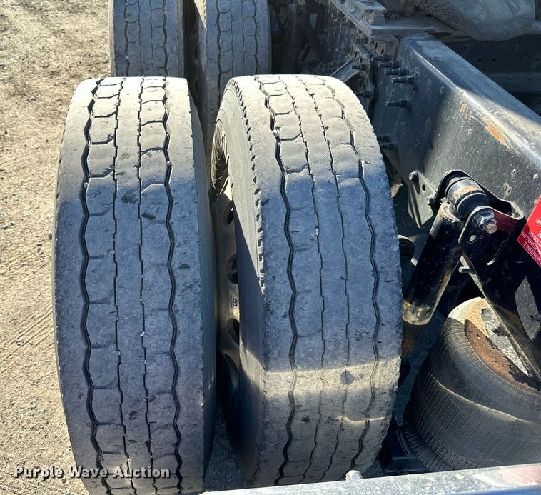 image for item LR9491 2019 Volvo VNL860 semi truck