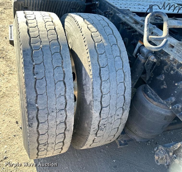 image for item LR9491 2019 Volvo VNL860 semi truck