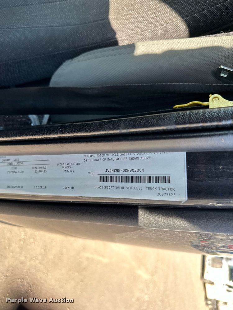 image for item LR9491 2019 Volvo VNL860 semi truck