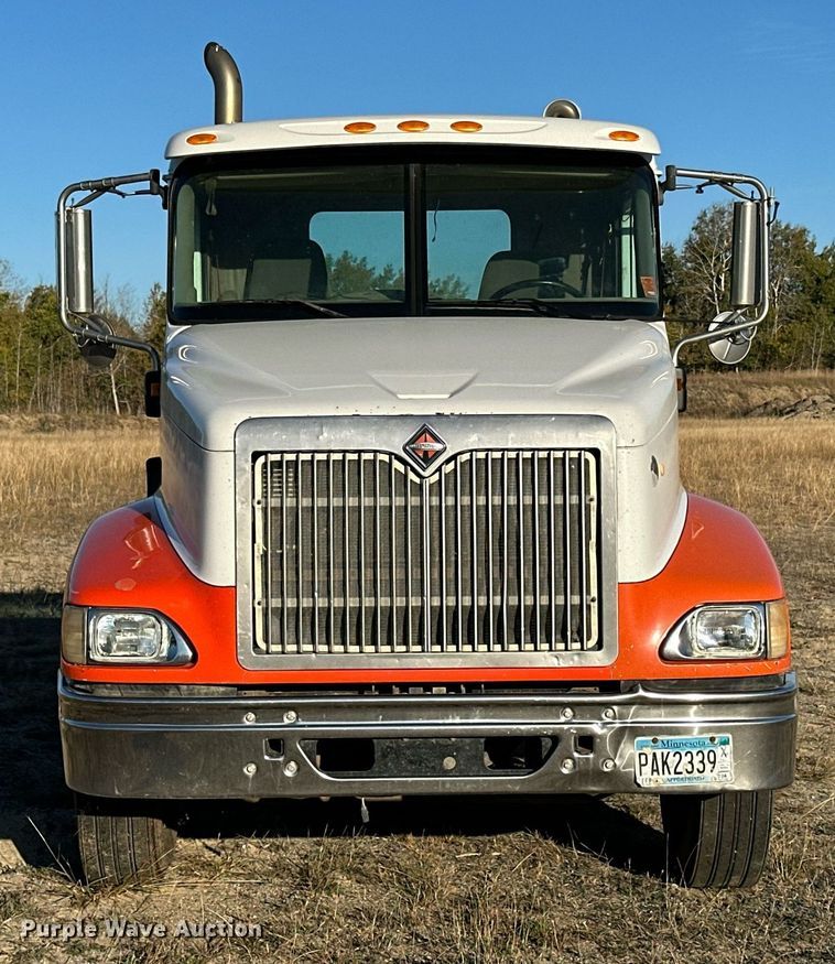 image for item LR9502 2010 International  9200i semi truck