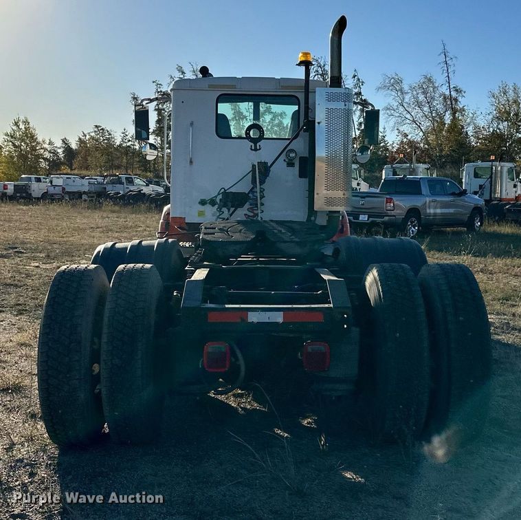 image for item LR9502 2010 International  9200i semi truck