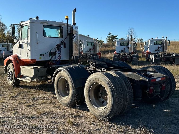 image for item LR9502 2010 International  9200i semi truck