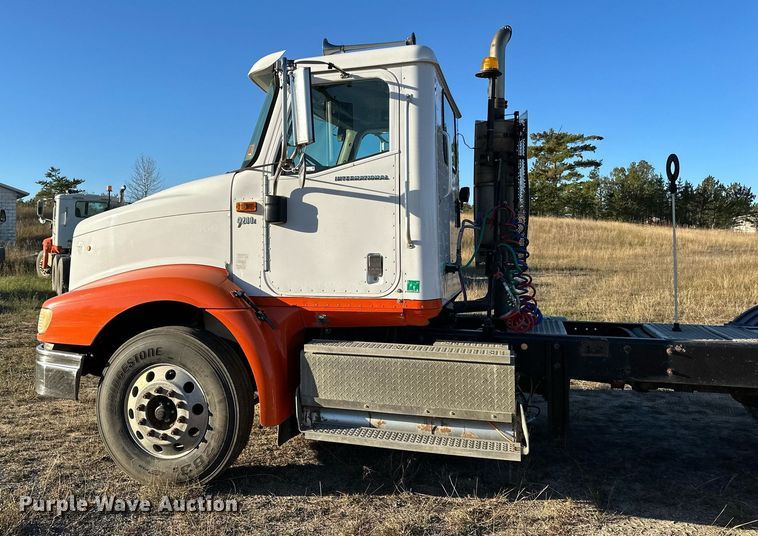 image for item LR9502 2010 International  9200i semi truck