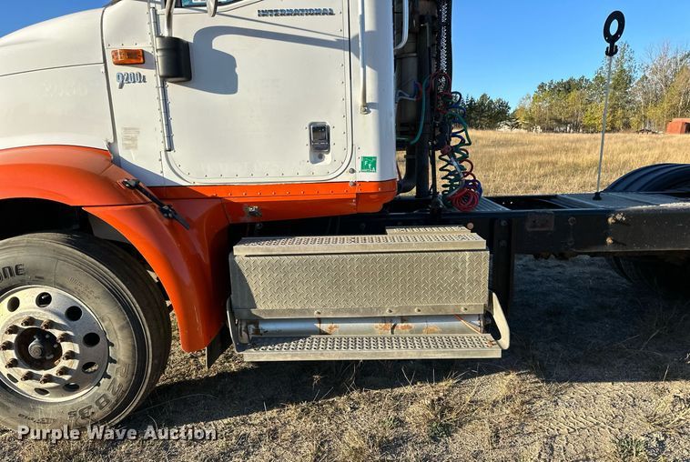 image for item LR9502 2010 International  9200i semi truck