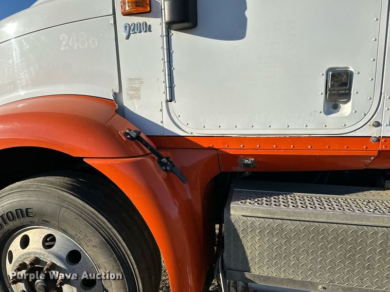 image for item LR9502 2010 International  9200i semi truck