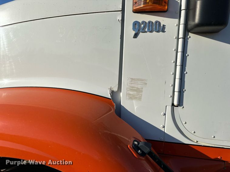 image for item LR9502 2010 International  9200i semi truck