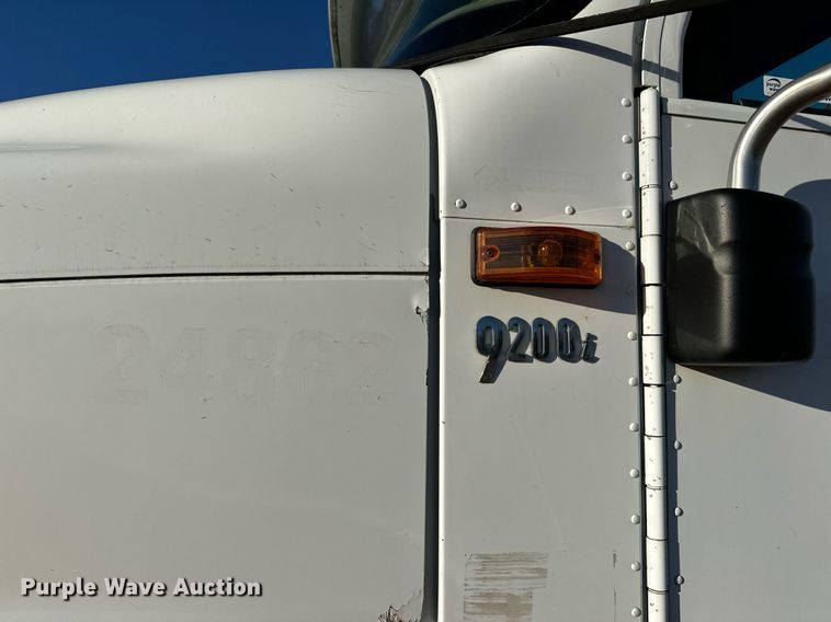 image for item LR9502 2010 International  9200i semi truck