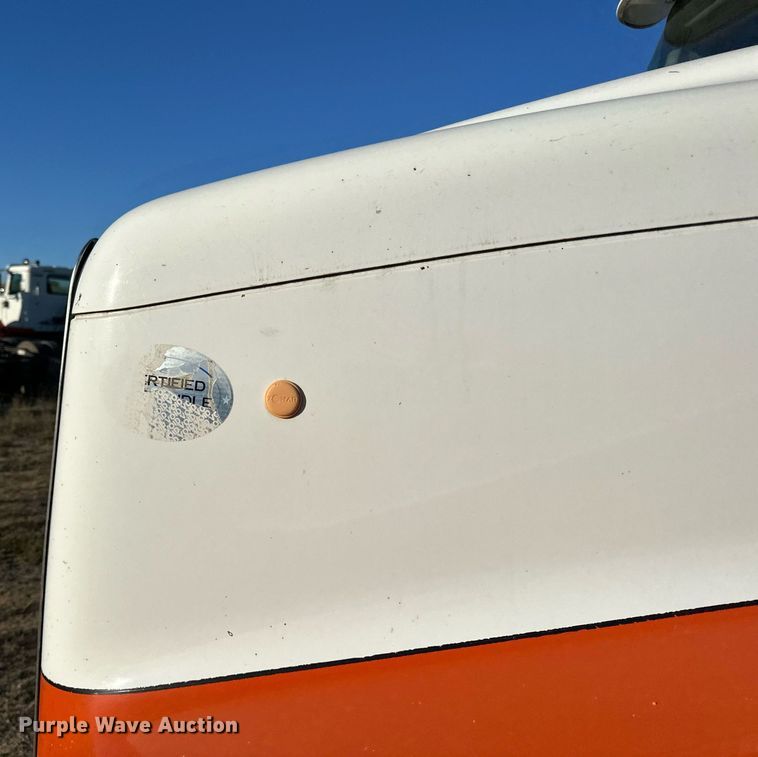 image for item LR9502 2010 International  9200i semi truck