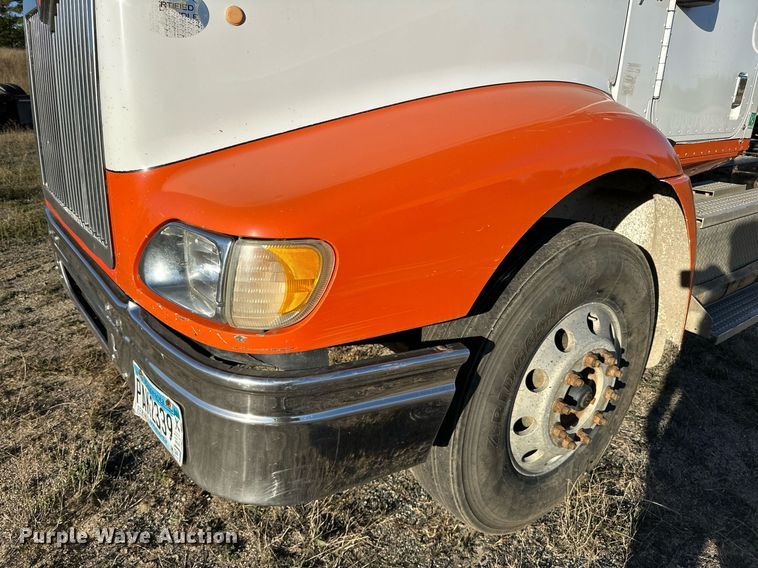 image for item LR9502 2010 International  9200i semi truck