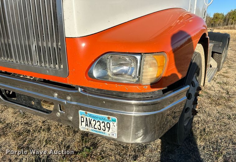 image for item LR9502 2010 International  9200i semi truck