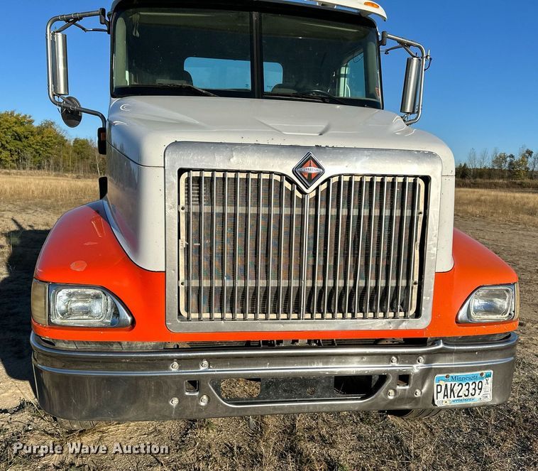 image for item LR9502 2010 International  9200i semi truck