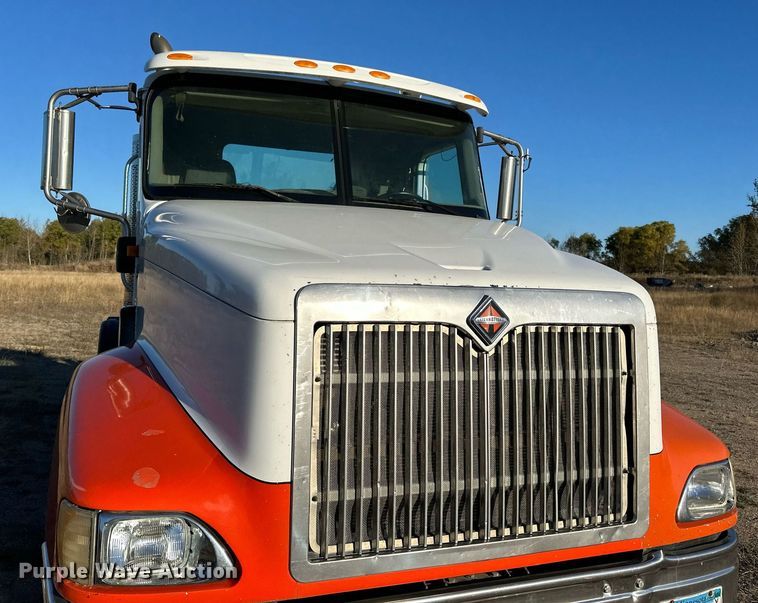 image for item LR9502 2010 International  9200i semi truck