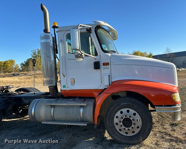 image for item LR9502 2010 International  9200i semi truck