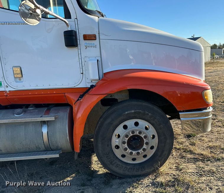 image for item LR9502 2010 International  9200i semi truck