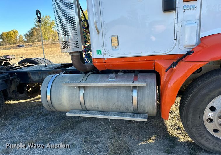 image for item LR9502 2010 International  9200i semi truck